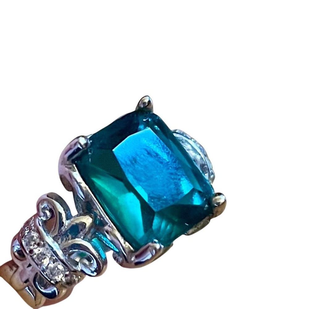 Lg. Emerald Green color stone set in 925 silver - intricate setting - size 8 EUC